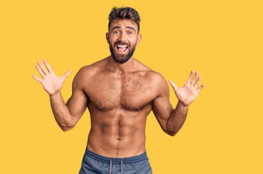 Mayo giyen genç İspanyol adam çılgınlığı kutluyor ve başarıya hayran kalıyor kolları açık ve gözleri açık heyecanla bağırıyor. Kazanan konsept 