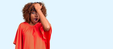 Genç Afro-Amerikan kadın, gündelik giysiler giyip, kafa kafaya bir hata sonucu şaşırdı. Hatayı hatırlayın. Unuttum, kötü hafıza kavramı. 