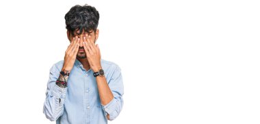 Günlük kıyafetler giyen genç İspanyol adam yorgunluk ve baş ağrısı için gözlerini ovuşturuyor, uykulu ve yorgun ifade. görme sorunu 