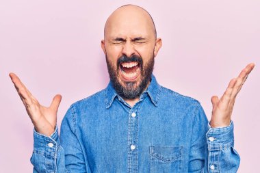 Gündelik kıyafetler giyen genç, çılgın ve çılgın başarıyı kutlayan kollarını kaldırmış, gözlerini kapatmış heyecanlı çığlıklar atan yakışıklı bir adam. Kazanan konsept 