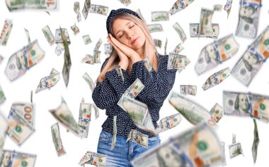 Genç, güzel, sarışın bir kadın, günlük giysiler içinde uyur, yorgun düşler kurar, elleriyle poz verir, gözleri kapalı gülümserdi..