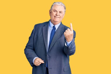 Kıdemli gri saçlı iş ceketi giyen adam seni buraya davet ediyor. El kol hareketi ile seni mutlu etmeye ve gülümsemeye davet ediyor. 