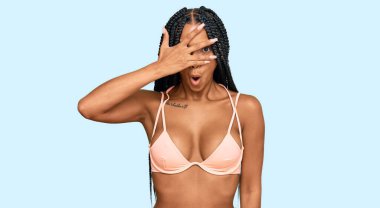 Güzel İspanyol kadın bikini giyiyor. Şoka giriyor. Yüzünü ve gözlerini kapatıyor.. 