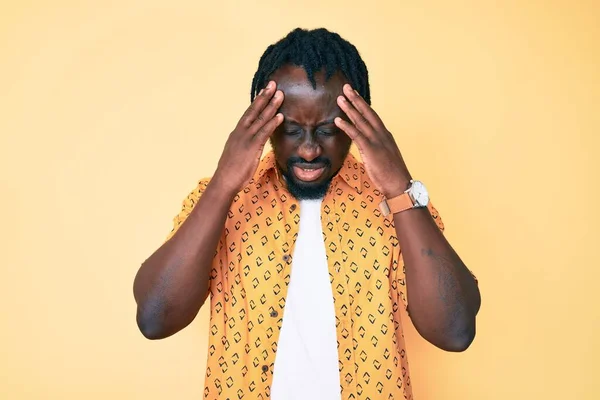 Hombre Afroamericano Joven Con Trenzas Que Usan Ropa Casual Con — Foto de Stock