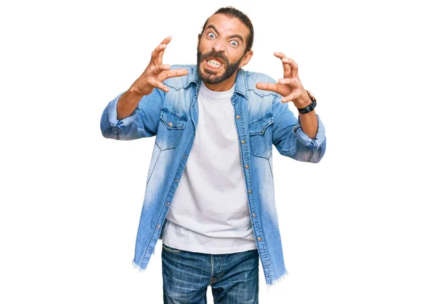 Aantrekkelijke Man Met Lang Haar Baard Casual Spijkerjasje Schreeuwend Gefrustreerd — Stockfoto