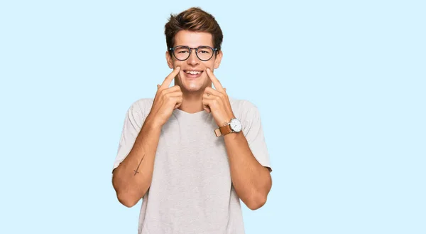 Hezký Běloch Neformálním Oblečení Brýlích Usmívá Otevřenými Ústy Prsty Ukazuje — Stock fotografie