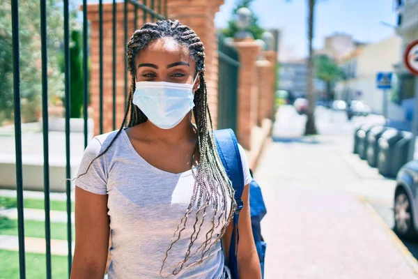Νεαρές Αφροαμερικανίδες Φοιτήτριες Μάσκα Ασφαλείας Κορωναϊού Στην Πανεπιστημιούπολη — Φωτογραφία Αρχείου