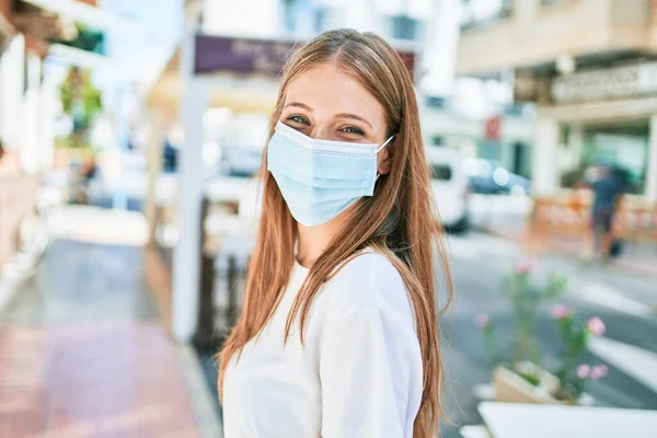 年轻的白种人女人头戴保护眼镜蛇的医疗面具走在城市里 — 图库照片