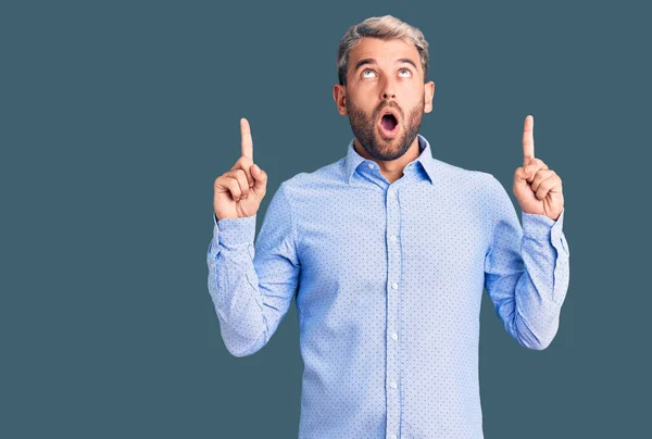 Young Handsome Blond Man Wearing Elegant Shirt Amazed Surprised Looking — Stock Photo, Image