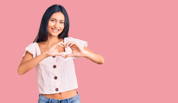 Joven Chica Latina Hermosa Con Ropa Casual Sonriendo Amor Mostrando — Foto de Stock