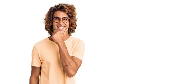 Jovem Hispânico Vestindo Roupas Casuais Óculos Olhando Confiante Para Câmera — Fotografia de Stock