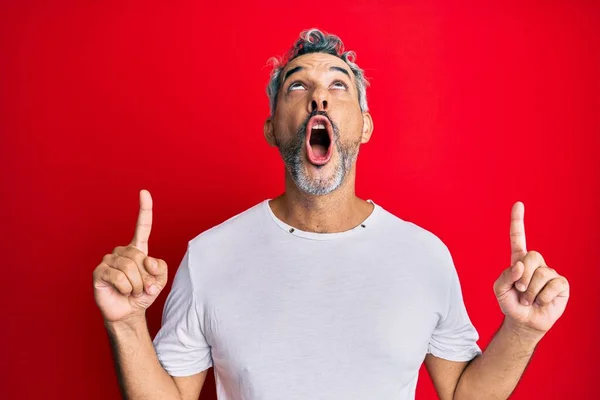 Hombre Pelo Gris Mediana Edad Con Camiseta Blanca Casual Asombrado —  Fotos de Stock