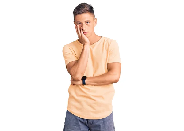 Jonge Knappe Man Draagt Casual Kleding Denken Kijken Moe Verveeld — Stockfoto