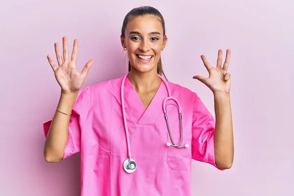 Doktor Üniforması Giyen Genç Spanyol Kadın Steteskop Dokuz Numarayı Gösterip — Stok fotoğraf
