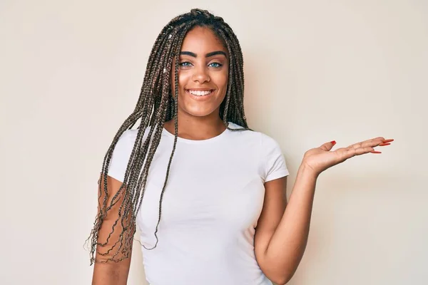 Joven Mujer Afroamericana Con Trenzas Vistiendo Camiseta Blanca Casual Sonriendo —  Fotos de Stock