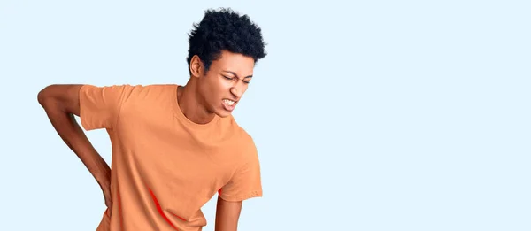 Jovem Afro Americano Vestindo Roupas Casuais Sofrendo Dor Nas Costas — Fotografia de Stock