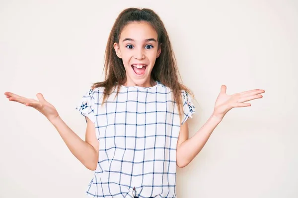 Menina Criança Hispânica Bonito Vestindo Roupas Casuais Celebrando Vitória Com — Fotografia de Stock