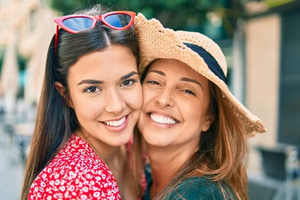 Schöne Hispanische Mutter Und Tochter Urlaub Lächelnd Glücklich Der Stadt — Stockfoto