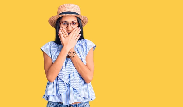 Junge Schöne Lateinische Mädchen Mit Sommermütze Und Brille Schockiert Mund — Stockfoto