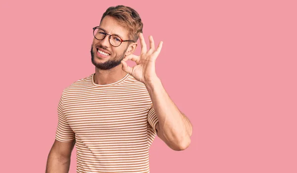 Young Caucasian Man Wearing Casual Clothes Glasses Smiling Positive Doing — Stock Photo, Image