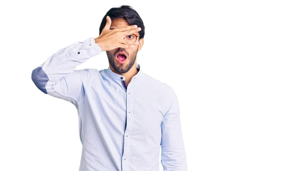 Bonito Homem Hispânico Vestindo Camisa Negócios Óculos Espreitando Choque Cobrindo — Fotografia de Stock