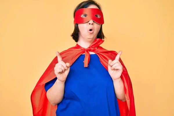 Sendromlu Esmer Kadın Süper Kahraman Kostümü Giyiyor Şaşırmış Şaşırmış Bir — Stok fotoğraf
