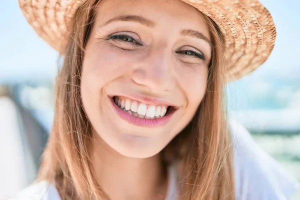 Jovem Loira Férias Sorrindo Feliz Andando Rua Cidade — Fotografia de Stock