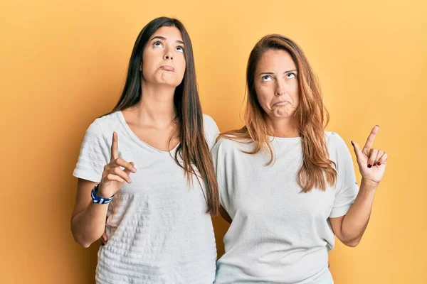 Familia Hispana Madre Hija Con Camiseta Blanca Casual Apuntando Hacia —  Fotos de Stock