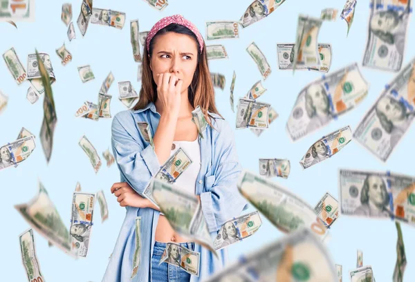 Menina Bonita Nova Vestindo Camisa Casual Diadema Olhando Estressado Nervoso — Fotografia de Stock