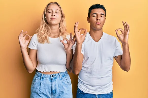 Jovem Casal Interracial Vestindo Camisa Branca Casual Relaxar Sorrir Com — Fotografia de Stock