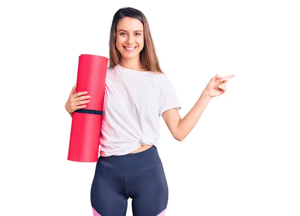 Jong Mooi Meisje Holding Yoga Mat Glimlachen Gelukkig Wijzend Met — Stockfoto
