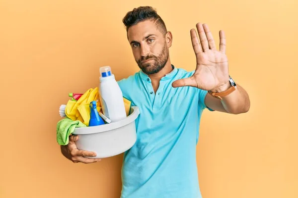 Homem Bonito Com Barba Segurando Produtos Limpeza Com Mão Aberta — Fotografia de Stock