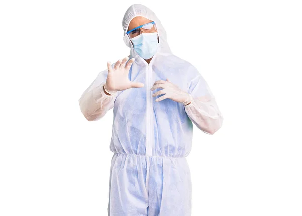 Jonge Spaanse Man Draagt Doktersbescherming Coronavirus Uniform Medisch Masker Walgelijke — Stockfoto
