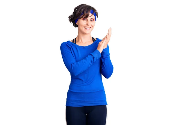 Beautiful Young Woman Short Hair Wearing Training Workout Clothes Clapping — Stock Photo, Image