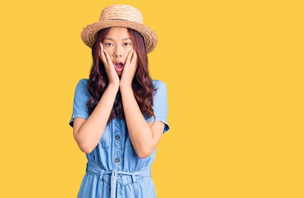 Junge Schöne Chinesische Mädchen Mit Sommerhut Angst Und Schockiert Überraschung — Stockfoto