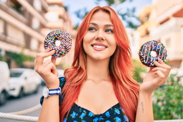Chica Pelirroja Joven Desayunando Donuts Ciudad —  Fotos de Stock