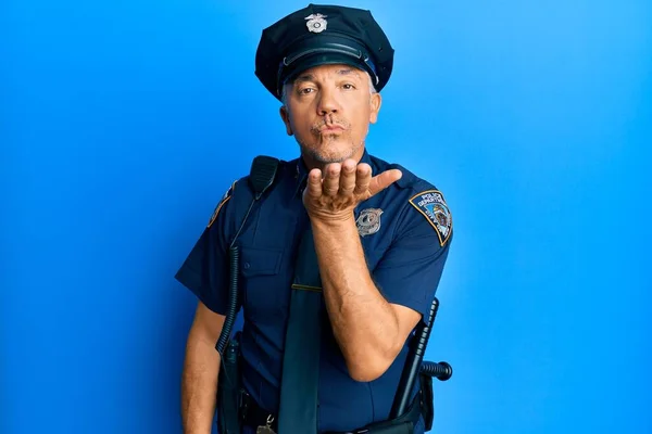Pohledný Zralý Muž Středního Věku Policejní Uniformě Dívá Kamery Posílá — Stock fotografie