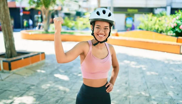 Ung Vacker Hispanic Cyklist Kvinna Ler Glad Bär Cykel Hjälm — Stockfoto