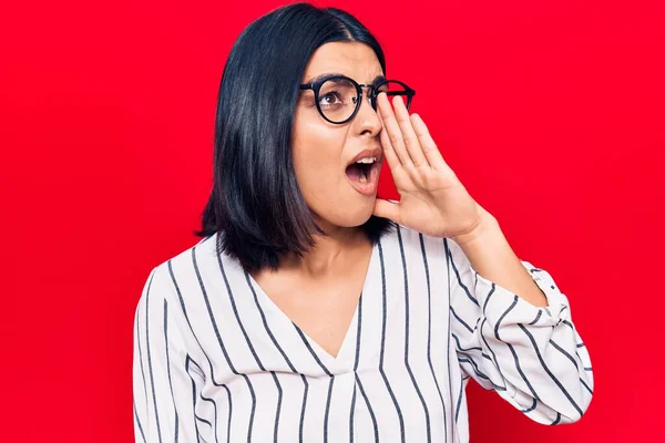 Jovem Mulher Latina Bonita Vestindo Roupas Casuais Gritando Gritando Alto — Fotografia de Stock