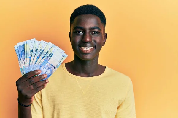 아프리카계 미국인 아프리카 지폐를 긍정적 행복하게 미소를 — 스톡 사진