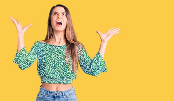 Young Beautiful Girl Wearing Casual Shirt Crazy Mad Shouting Yelling — Stock Photo, Image