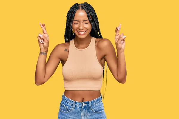 Mulher Hispânica Bonita Vestindo Roupas Casuais Gesto Dedo Cruzado Sorrindo — Fotografia de Stock