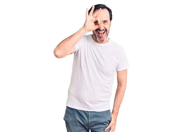 Homem Bonito Meia Idade Vestindo Camiseta Casual Fazendo Gesto Com — Fotografia de Stock