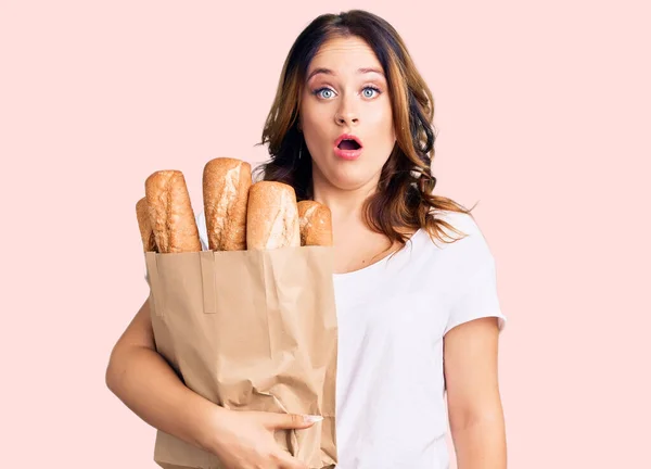 Jonge Mooie Blanke Vrouw Met Papieren Zak Met Brood Bang — Stockfoto