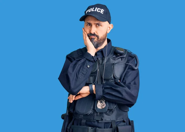 Jovem Bonitão Vestindo Uniforme Policial Pensando Cansado Entediado Com Problemas — Fotografia de Stock