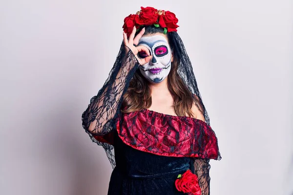 Mujer Joven Vistiendo Día Del Disfraz Muerto Sobre Blanco Haciendo — Foto de Stock
