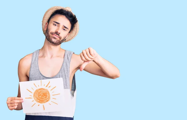 Ung Latinamerikan Man Bär Sommar Hatt Håller Solen Rita Med — Stockfoto