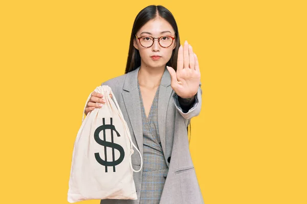 Jovem Chinesa Vestindo Terno Negócios Segurando Saco Dólares Com Mão — Fotografia de Stock