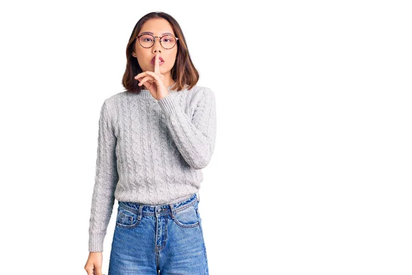 Menina Chinesa Bonita Nova Vestindo Roupas Casuais Pedindo Para Ficar — Fotografia de Stock