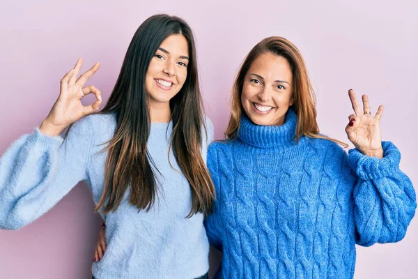 Spaanse Familie Van Moeder Dochter Dragen Wol Winter Trui Lachend — Stockfoto